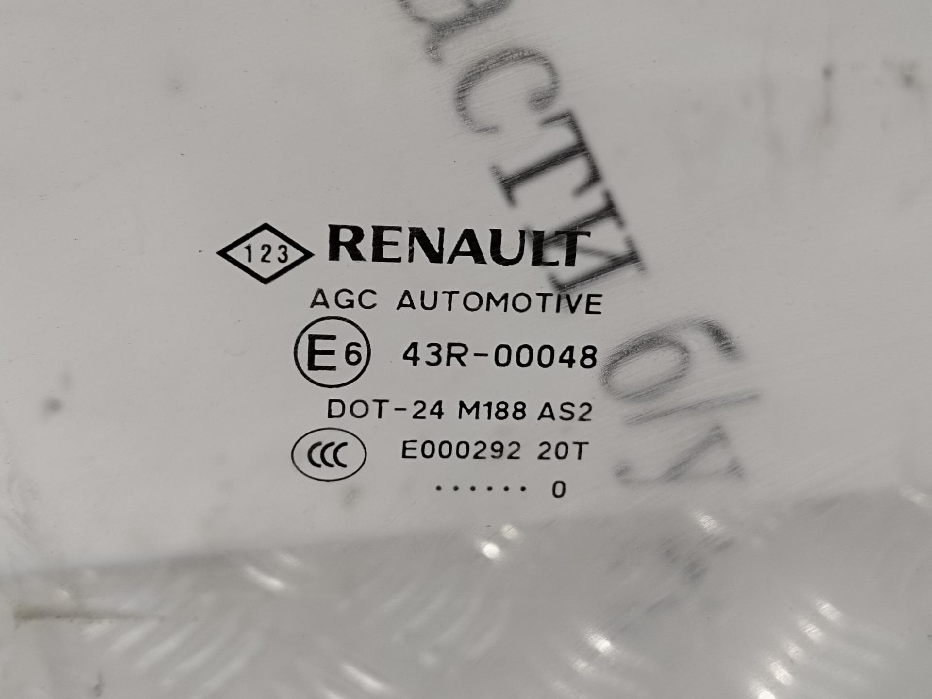 Стекло двери задней правой Renault Scenic 1 купить в Беларуси