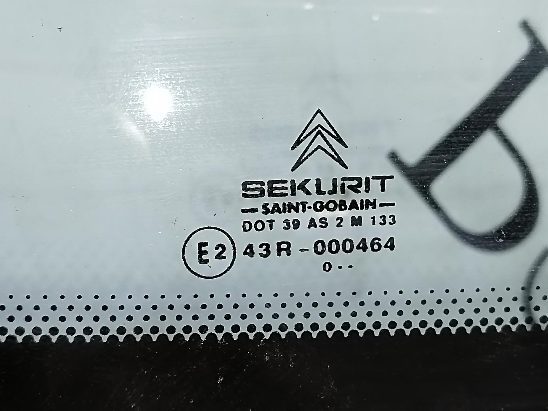 Стекло заднее Citroen C5 1 купить в Беларуси