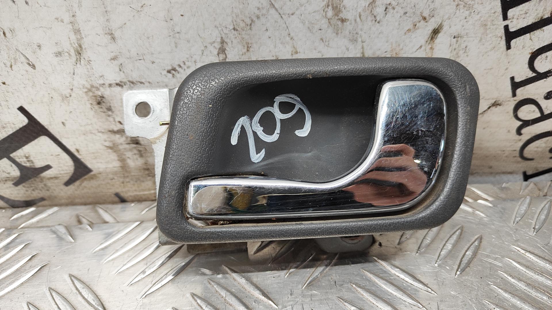 Ручка двери внутренняя передняя левая Mitsubishi Pajero купить в России