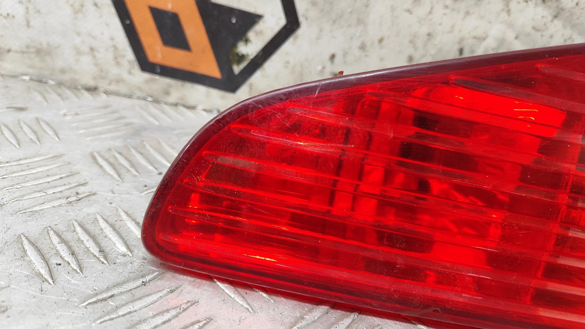 Фонарь крышки багажника правый Peugeot 607 купить в России